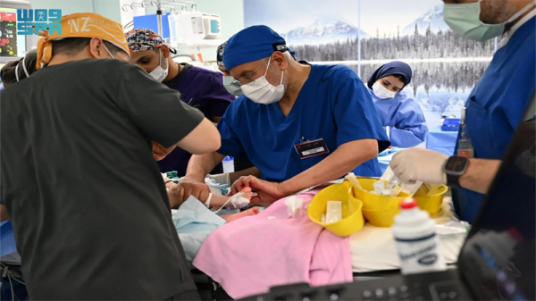 نفاذًا لتوجيهات خادم الحرمين الشريفين وسمو ولي العهد.. بدء عملية فصل التوأم المُلتصق السوري