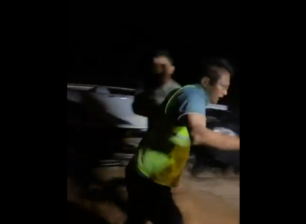 شجاعة"العنزي" تُنقذ مُقمين(2) انقلبت مركبتهما في سيل أحدى أودية محافظة الشملي