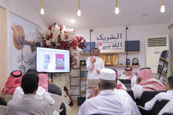 "آل مرزوق" يقدم محاضرة بعنوان مفردات  العمارة التقليدية في #محايل_عسير