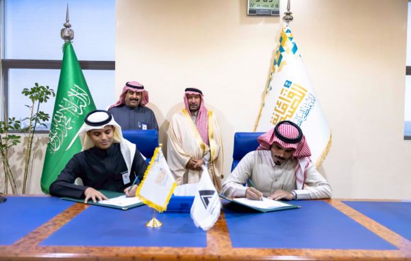 أمين منطقة القصيم يطّلع على اتفاقية تأمين الشتلات والثيل الطبيعي بالبصر