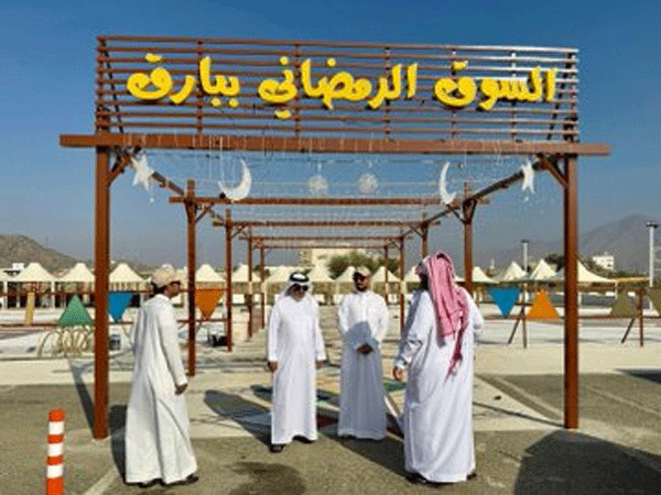 المحجاني يرافقه الأسمري يقفان على السوق الرمضاني في بارق