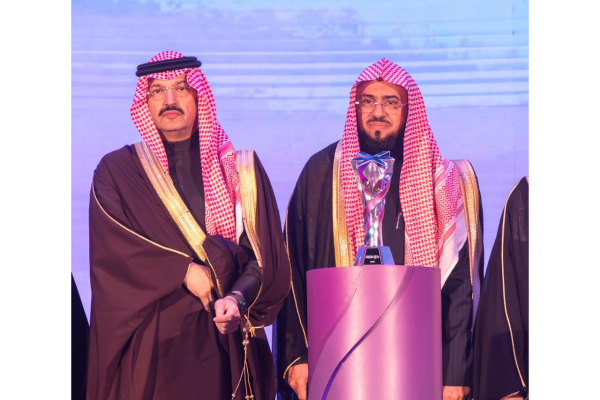 بن فحاس ينال تكريم #جامعة_الملك_خالد من يد سمو أمير عسير