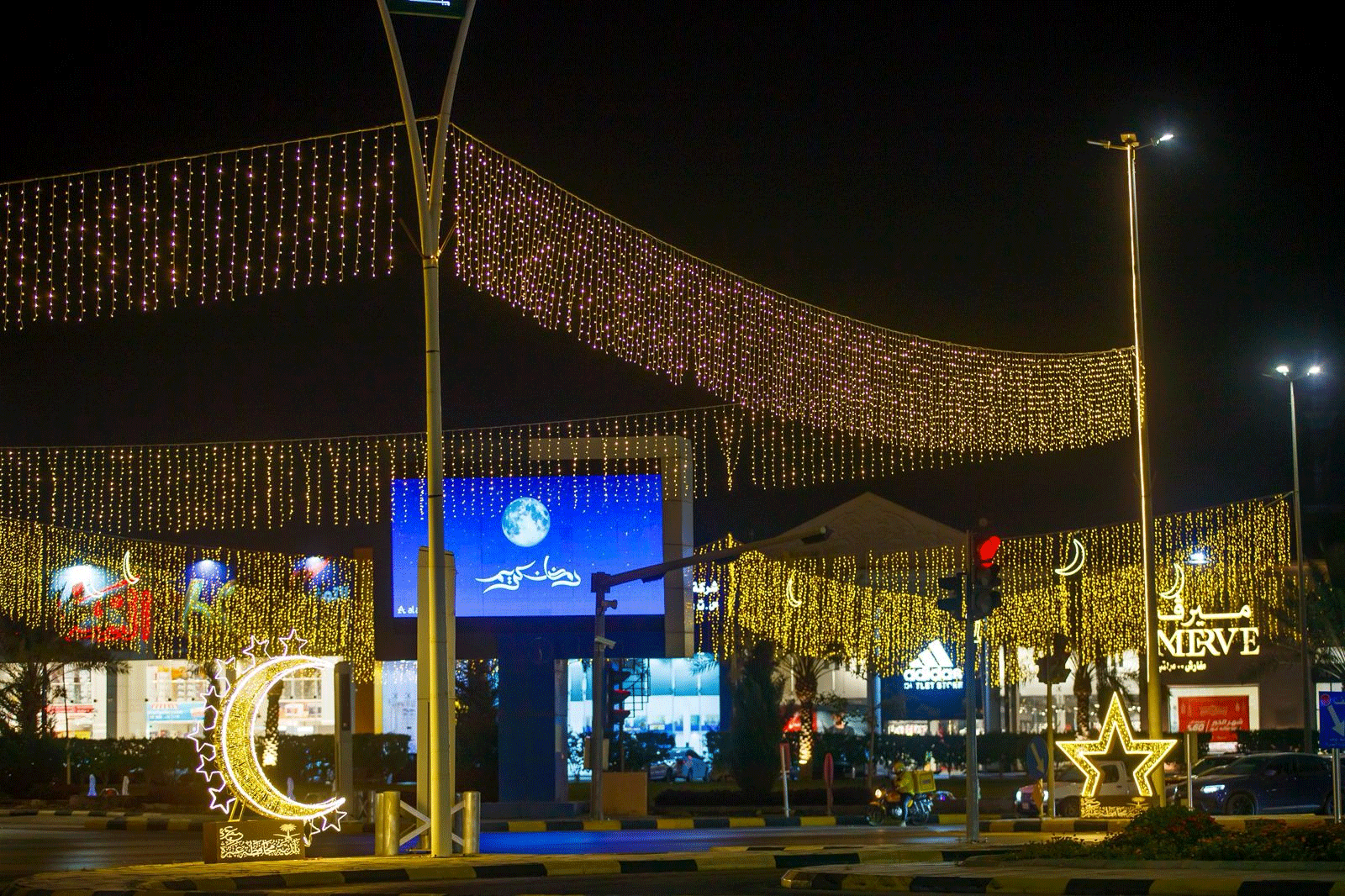 أمانة القصيم تضيء ميادين عنيزة بهوية رمضانية متكاملة