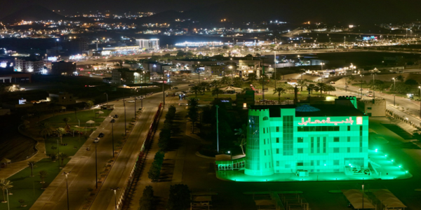 مبنى بلدية محايل عسير يتوشح اللون الأخضر في ذكرى يوم التأسيس