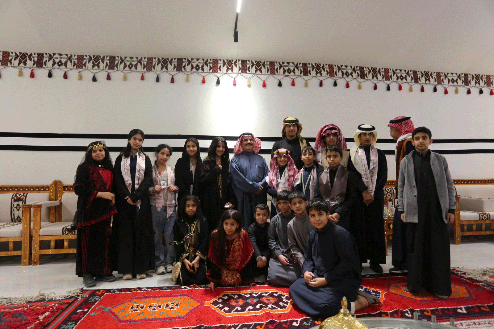 الشيخ عقيل المجلاد يدعم جمعية إعلاميي الحدود الشمالية بمبلغ مالي