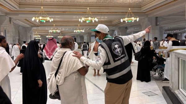 رسل السلام يواصلون العطاء في الحرمين الشريفين ويجسدون قيم التطوع في خدمة ضيوف الرحمن