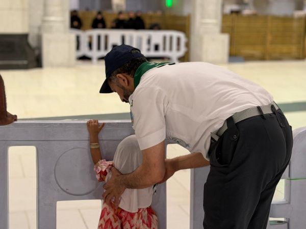 أطفال المعتمرين يجدون الأمان بين أيدي فريق كشافة الحرم المكي