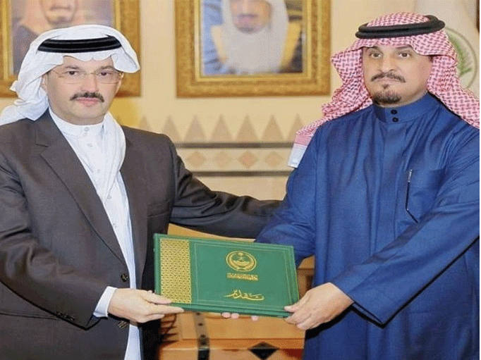 سمو أمير عسير يُكرم الدكتور آل حامد والقائمين على مطار بيشة