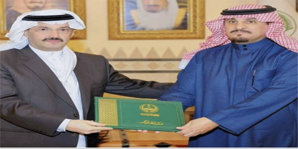 سمو أمير عسير يُكرم الدكتور آل حامد والقائمين على مطار بيشة