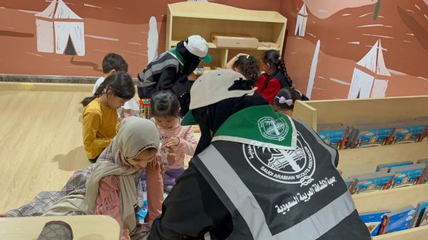 فتيات الكشافة يشاركن في رعاية الأطفال بالحرم المكي عبر مركز ضيافة الطفل