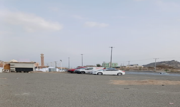 في بارق والمجاردة مناديب شركات الشحن يتخذون الساحات العامة نقاط توزيع