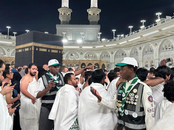 الكشافة يواصلون تنظيم وإرشاد المعتمرين بالحرم المكي خلال العشر الأواخر من رمضان