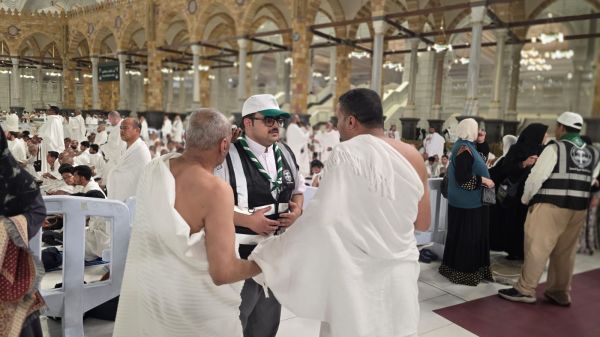 قائد كشفي يُعيد الطمأنينة لمعتمر عند الكعبة