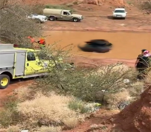 مدني حائل يُنقذ  شخصين احتجزا داخل مركبة في سيل أحد الأودية