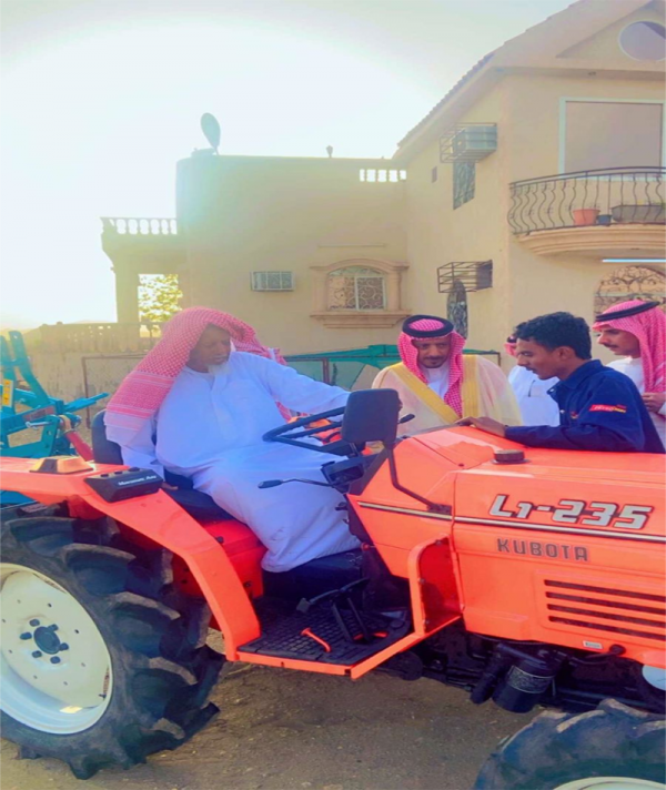 بتوجيه أمير عسير "آل منشط " يسلّم مواطناً في  بارق حراثة لمزرعته