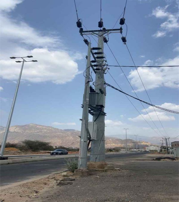 في ثلوث المنظر عمود ضغط عالي يُنذران بخطر الصعق الكهربائي