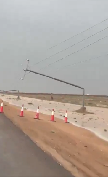 سقوط 12 عمود كهرباء بطريق رياض الخبراء في القصيم والسعودية للطاقة توضح