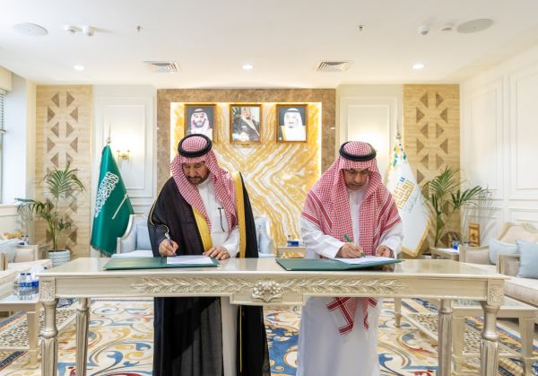 أمين القصيم يوقع اتفاقية سفلتة  بـ50 مليون ريال لتطوير حي النقيب في بريدة