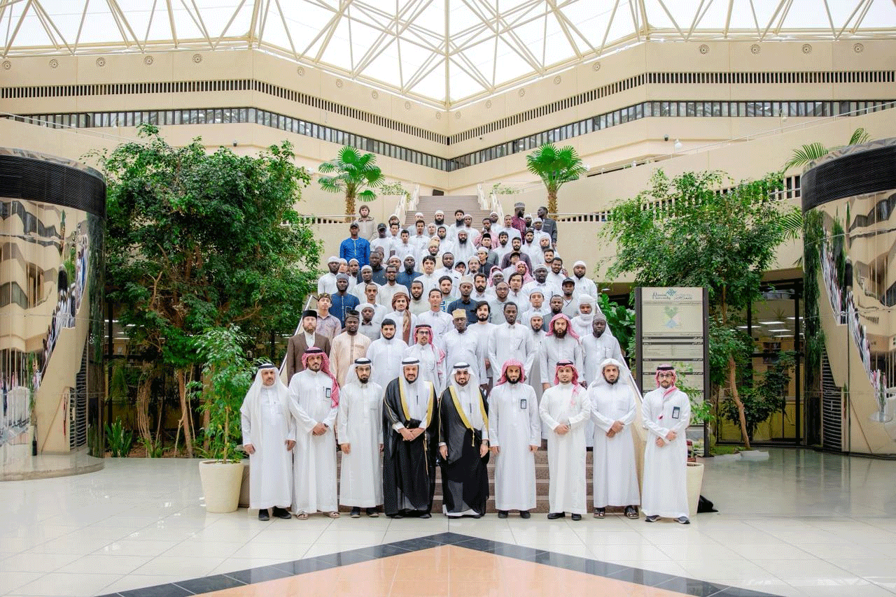 رئيس جامعة القصيم يودّع حجاج الجامعة من الطلبة الدوليين
