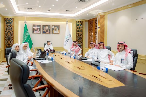 رئيس #جامعة_القصيم يرأس اجتماع اللجنة الدائمة للإشراف والشراكة للكلية التطبيقية