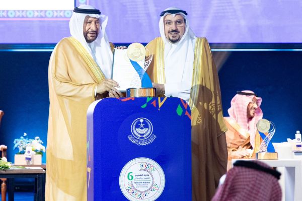أمير القصيم يسلّم أمين المنطقة جائزة القصيم للتميز والإبداع