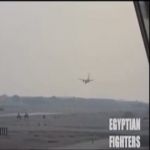 طيار مصري يهبط بعجلة واحدة بعد تعطل عجلات طائرته