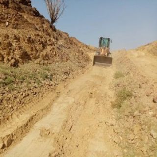 #بلدية_بارق تعيد مسح طرق سيالة وسليم والأهالي يُطالبون بالسفلتة