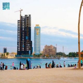 شاطئ المستقبل في جدة يستقطب السياح وهواة السباحة