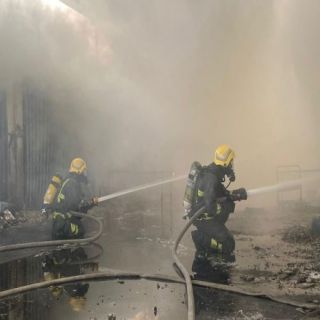 مدني الرياض يُخمد حريقًا في محال تجارية بحي الرمال