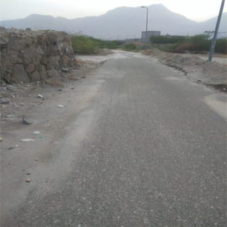 تهالك وضيق الممرات بين المنازل يُحرمان طالبات مركز ثربان خدمات النقل المدرسي