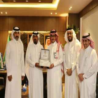 رئيس بلدية محايل  يتسلم عضوية نادي المحافظة