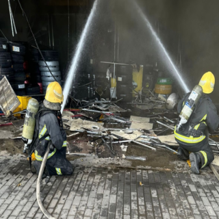 الدفاع المدني يباشر حريقًا في محل تجاري بحي المرسلات بالرياض