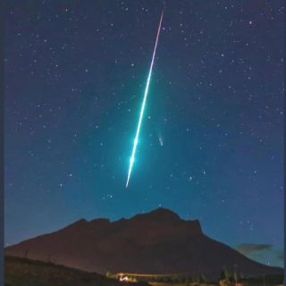 "فلكية جدة": سماء المملكة تشهد ذروة زخة شهب "الجباريات"