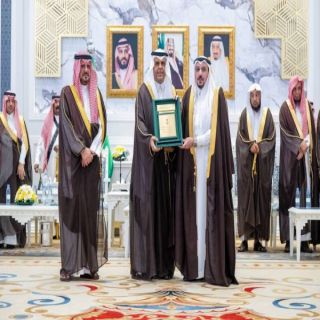 أمير القصيم يكرم مدير عام التعليم بالمنطقة