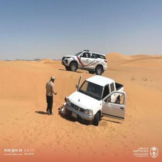 فريق من الجوالين ينقذون شابين علقت مركبتهما بالكثبان الرملية