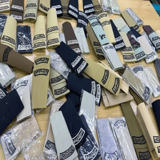 اللجنة الأمنية في الرياض تُصادر رتب وشعارات عسكرية وتُغلاق محلين مخالفين