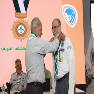 الكشفية العربية تُقلّد الدكتور علي الحفاشي قلادة الكشاف العربي