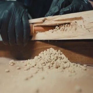 بميناء ضباء..إحباط محاولة تهريب أكثر من 52 ألف حبة إمفيتامين مُخبأة داخل ألواح خشبية