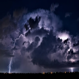 الأرصاد :أمطار وصواعق وضباب على هذه المناطق