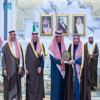 أمير القصيم يُكرم "الحميداني" لمساعدة أسرة مقيم سوداني تعرضت لحادث مروري