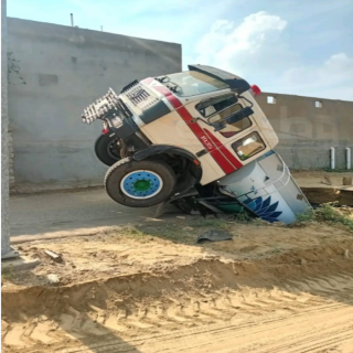 نجاة قائد صهريج سقط في غرفة صرف صحي بمُحافظة بارق