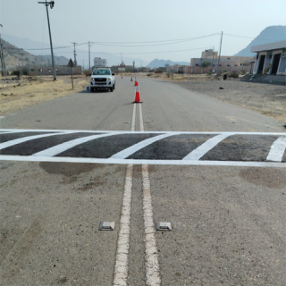 للحد من الحوادث وبتوجيه محافظ بارق إنشاء مطبات إصطناعية بطريق قفيلة