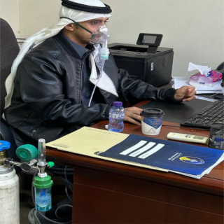 موظف بـ#جامعة_حائل ظهر أثناء تأدية عمله برفقته جهاز بخار موصول بأسطوانة أكسجين