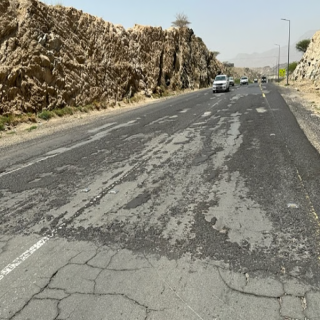 النقل :تسليم طريق عبس ختبة ثربان المجاردة للمقاول