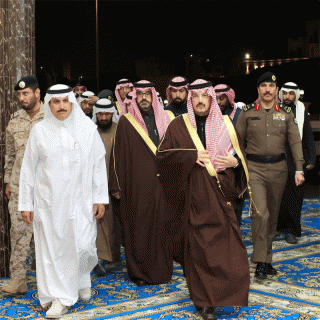 سمو أمير عسير يُقدم واجب العزاء في والد مُدير الأمن العام