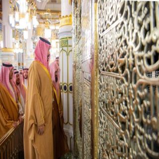 ولي العهد يزور المسجد النبوي ويصلي في الروضة الشريفة