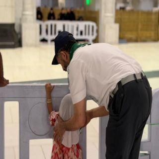 أطفال المعتمرين يجدون الأمان بين أيدي فريق كشافة الحرم المكي
