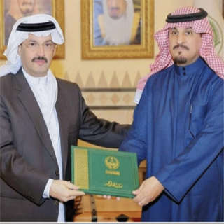 سمو أمير عسير يُكرم الدكتور آل حامد والقائمين على مطار بيشة