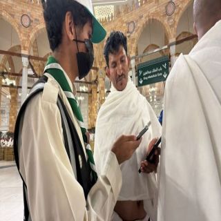 خالد المدني كشاف يحوّل تجربة تيهان في مطار أجنبي إلى مبادرة لخدمة المعتمرين بلغاتهم