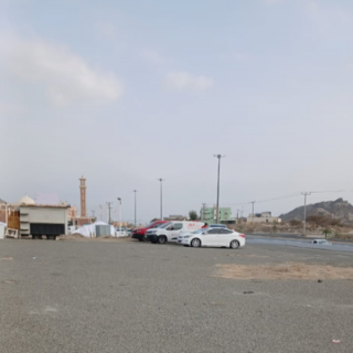 في بارق والمجاردة مناديب شركات الشحن يتخذون الساحات العامة نقاط توزيع